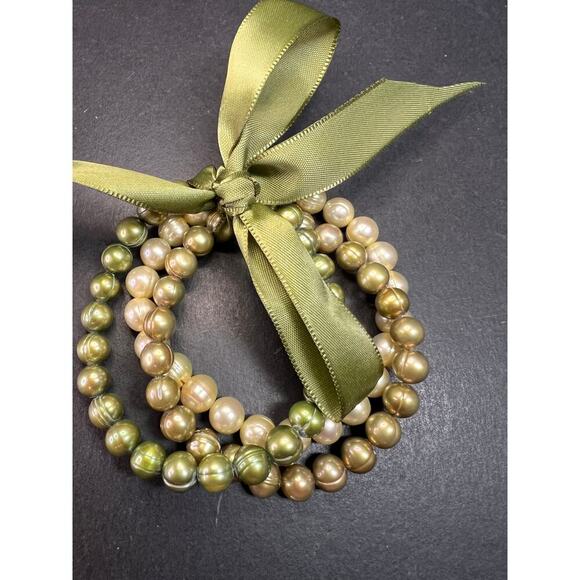 Set of three freshwater pearl shades of green stretch bracelets - Picture 1 of 9